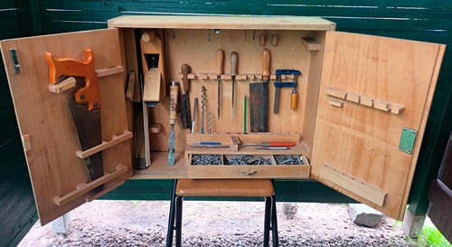 Werkzeugschrank aus holz - werkzeugschrank,